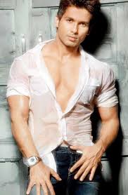 Shahid Kapoor bonds with Ganesh Hedge’s son.